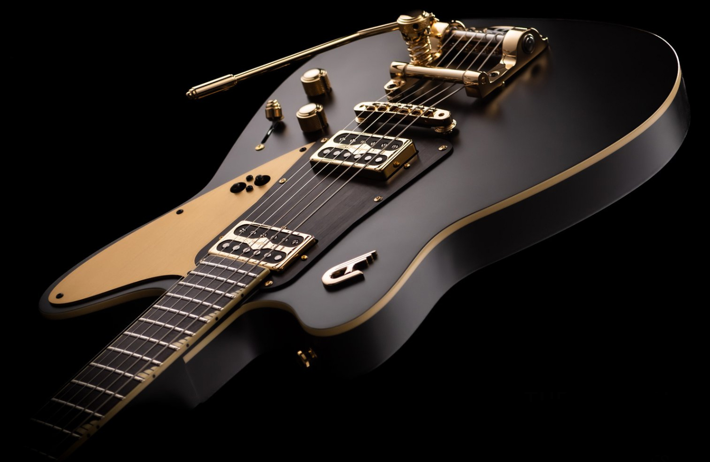 Duesenberg Falken Tremolo 2h Rw - Matte Black & Gold - Retro-Rock-E-Gitarre - Variation 2