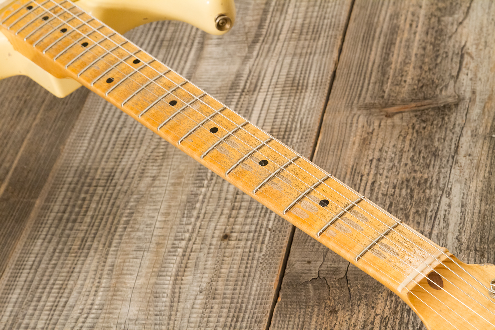 Fender Custom Shop Strat 1956 Hss Trem Mn #r143989 - Relic Vintage White - E-Gitarre in Str-Form - Variation 5