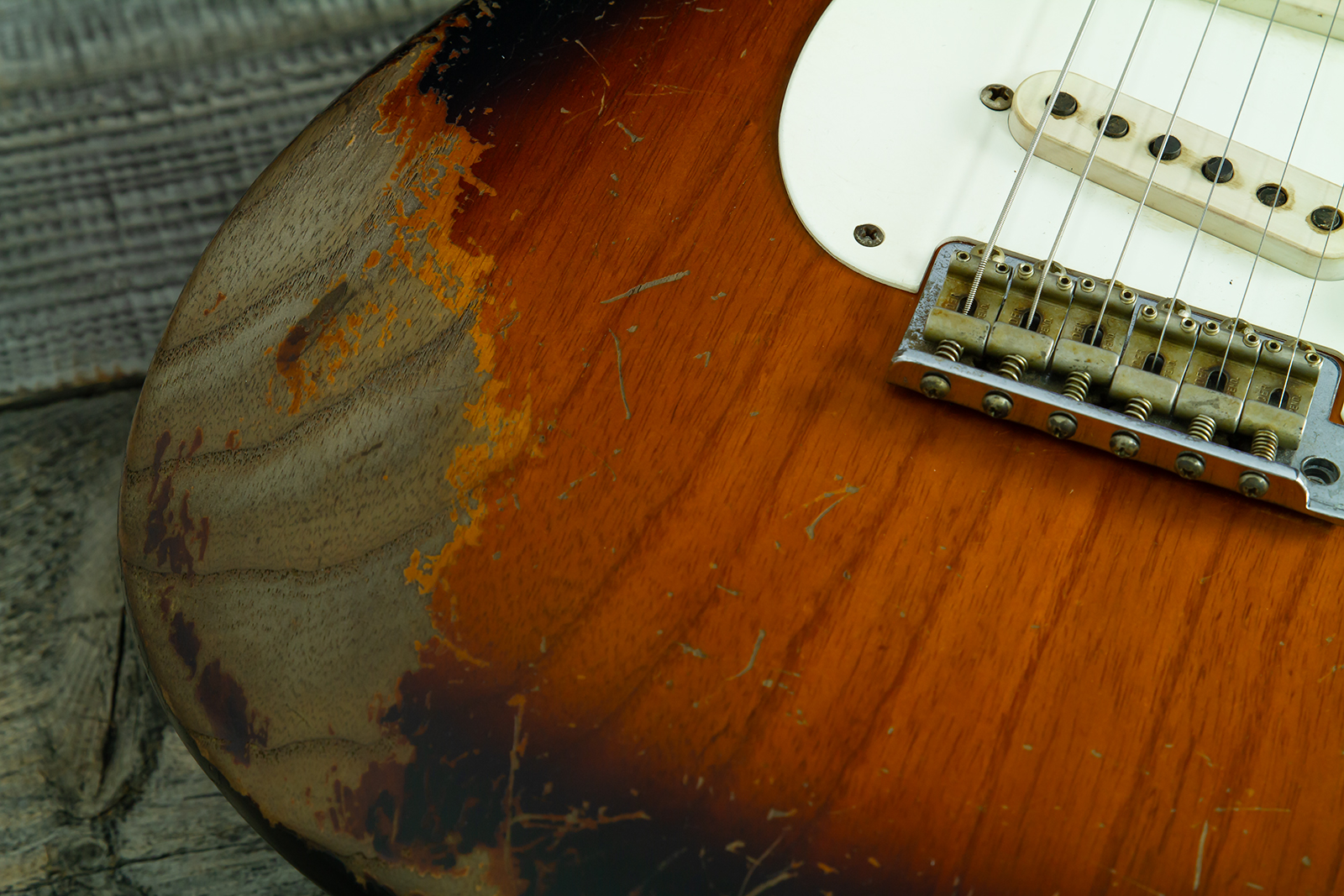 Fender Custom Shop Strat 50s Mb A.macnutt 3s Trem Rw #r132343 - Heavy Relic 2-color Sunburst - E-Gitarre in Str-Form - Variation 3