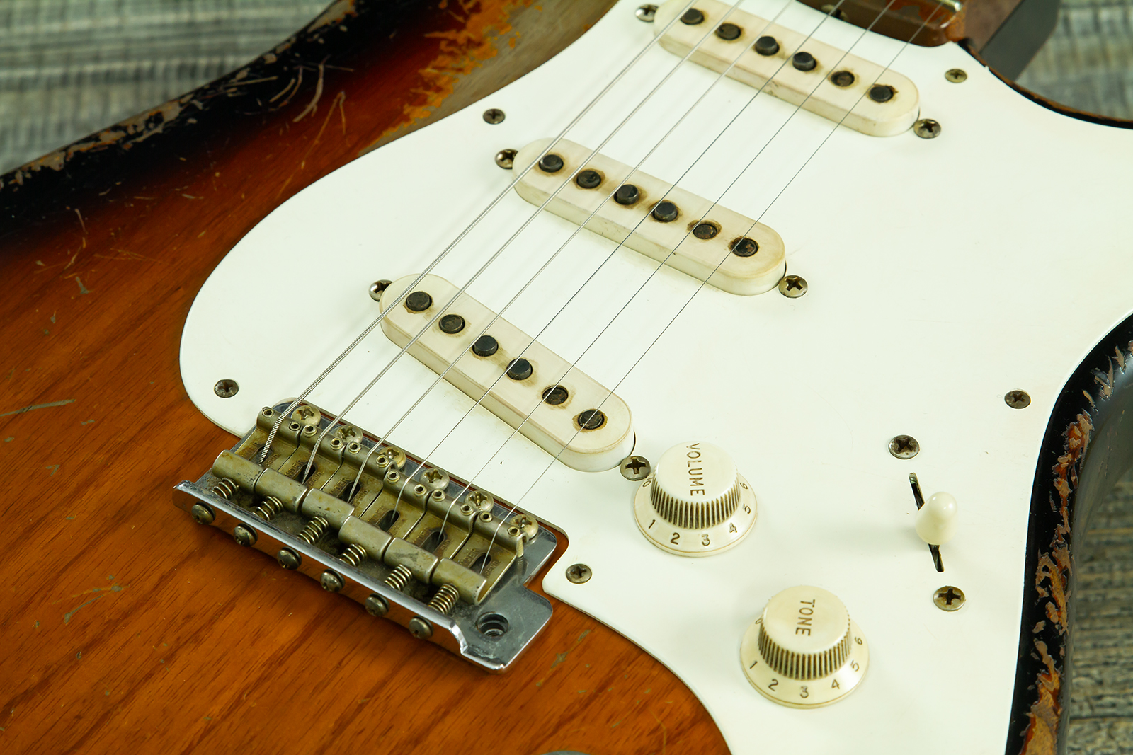 Fender Custom Shop Strat 50s Mb A.macnutt 3s Trem Rw #r132343 - Heavy Relic 2-color Sunburst - E-Gitarre in Str-Form - Variation 4