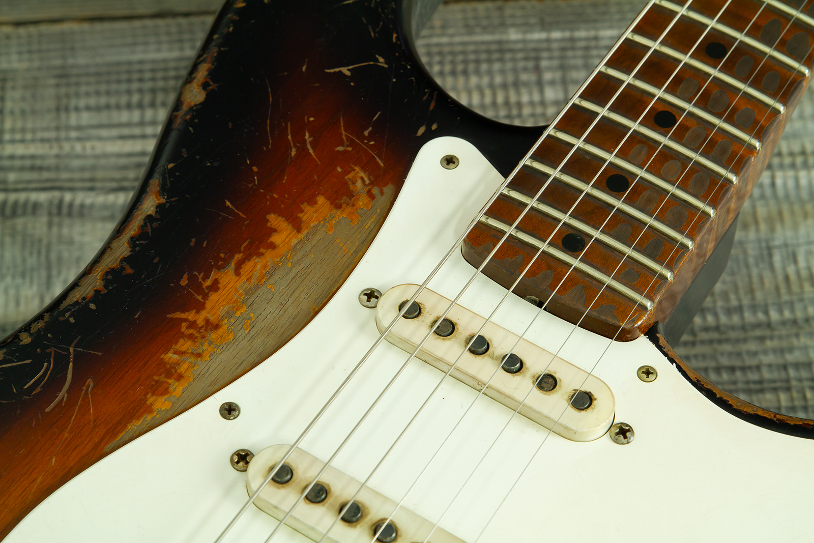 Fender Custom Shop Strat 50s Mb A.macnutt 3s Trem Rw #r132343 - Heavy Relic 2-color Sunburst - E-Gitarre in Str-Form - Variation 5