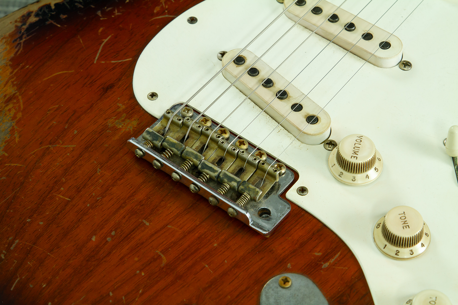 Fender Custom Shop Strat Late 1959 Mb A.macnutt 3s Trem Rw #r147577 - Heavy Relic 2-color Sunburst - E-Gitarre in Str-Form - Variation 4