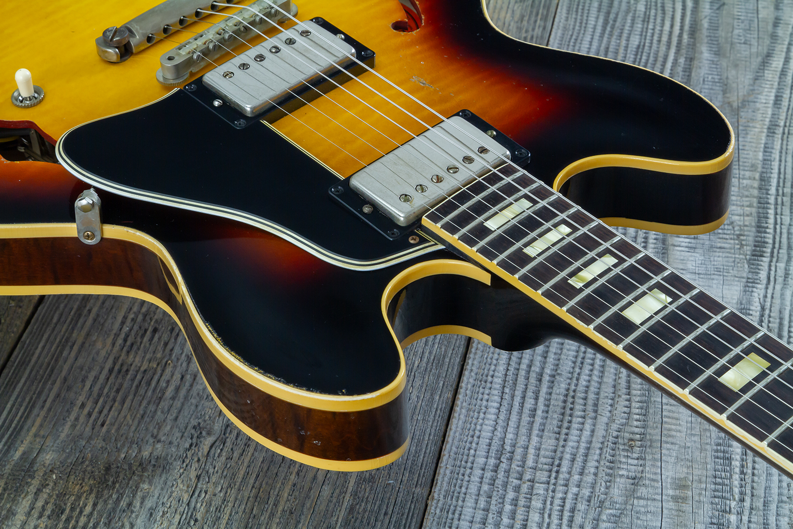 Gibson Custom Shop M2m Es335 1964 Reissue 2h Ht Rw #150092 - Murphy Lab Light Aged Vintage Burst - Semi-Hollow E-Gitarre - Variation 4