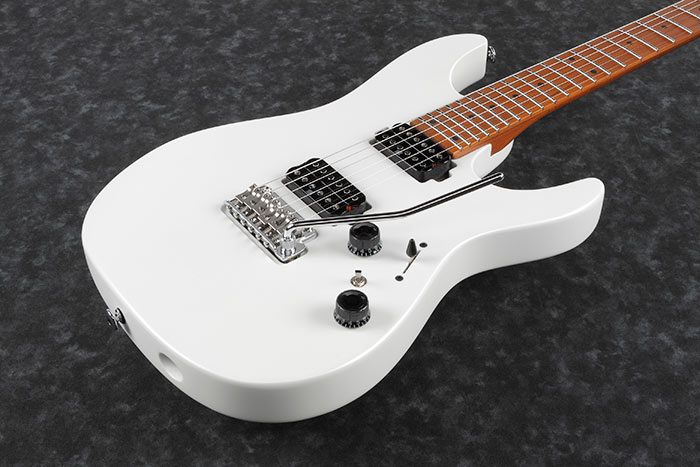 Ibanez Az2402 Pwf Prestige Jap Hh Trem Mn - Pearl White Flat - E-Gitarre in Str-Form - Variation 2