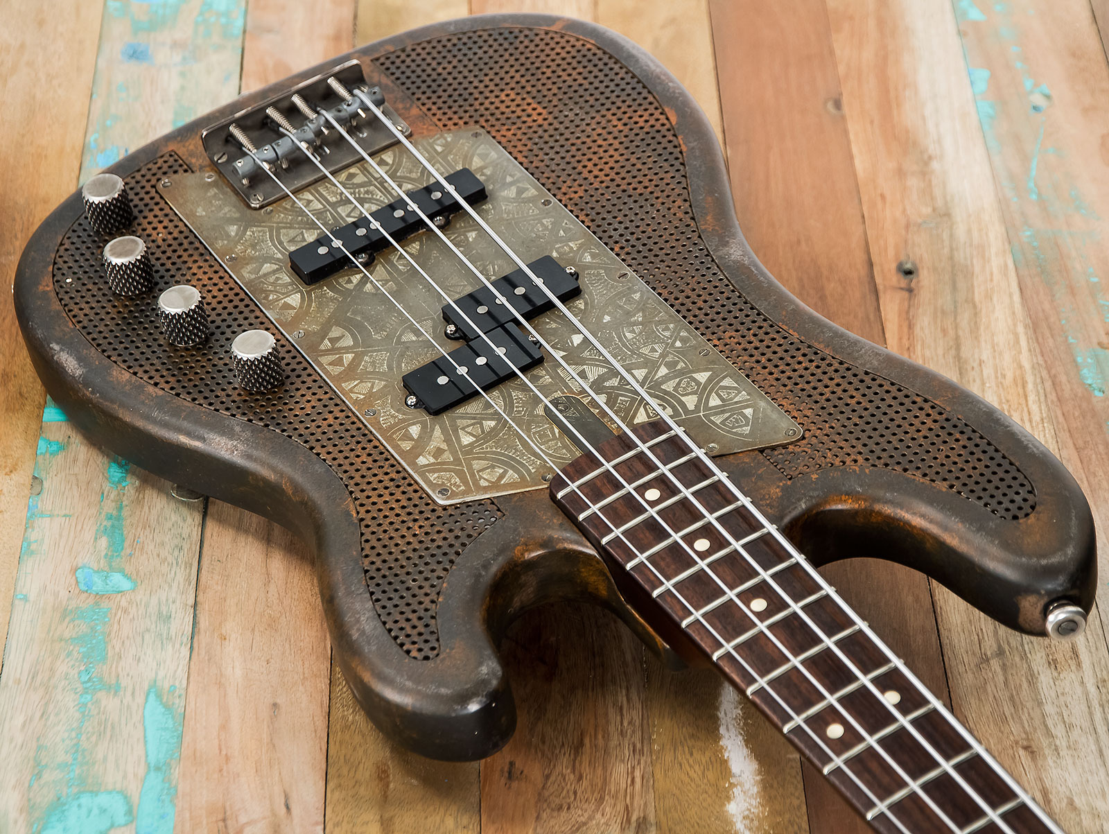 James Trussart Steelcaster Bass Perforated Active Pf #19045 - Rust O Matic African Engraved - Solidbody E-bass - Variation 2