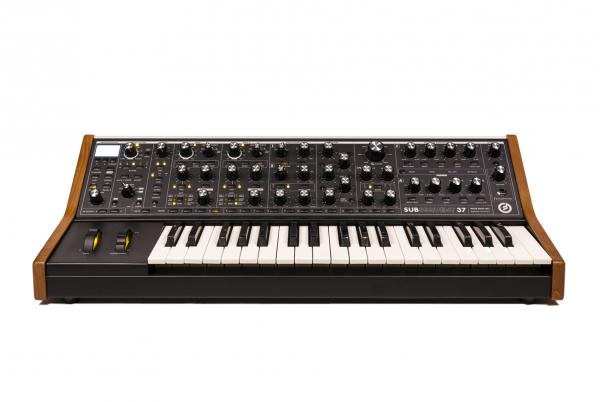 Synthesizer Moog Subsequent 37